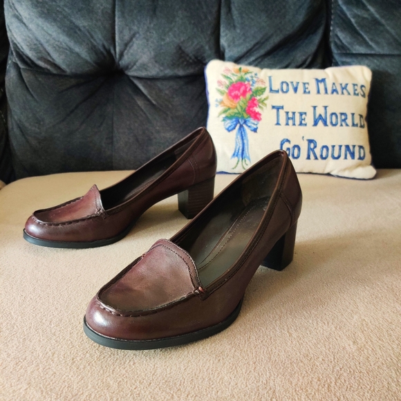 🧸SOLD🧸 VINTAGE 90s Brown Chunky Loafer Heels - Picture 2 of 9